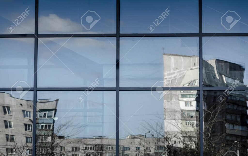 reflejo distorsionado de una ciudad moderna