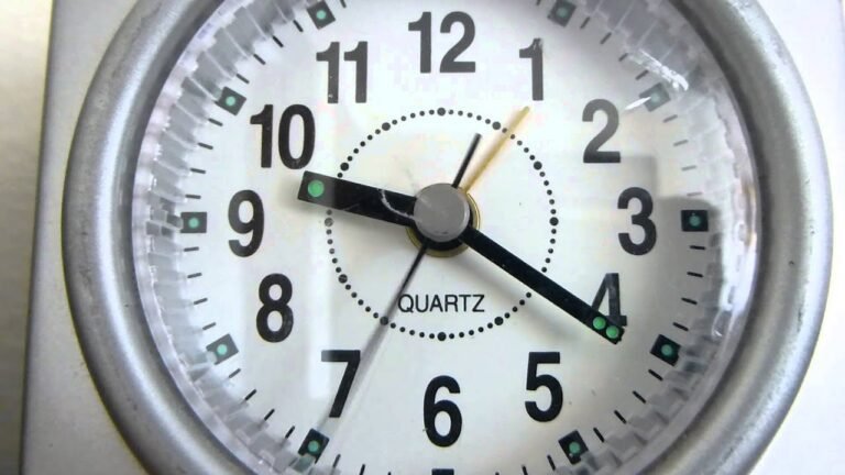 reloj con manecillas en movimiento