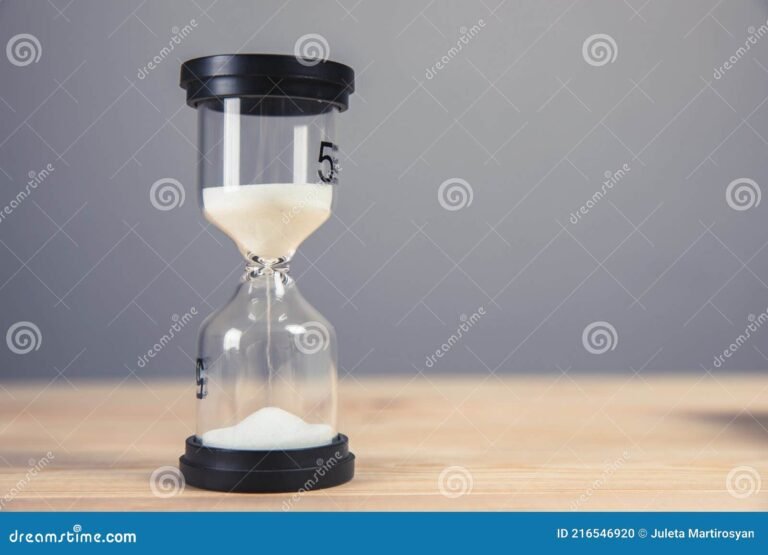 reloj de arena sobre una mesa