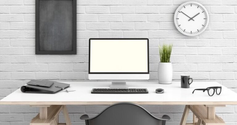 reloj sobre un escritorio ordenado