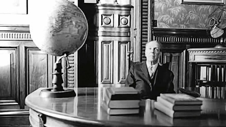 retrato de jorge luis borges en biblioteca