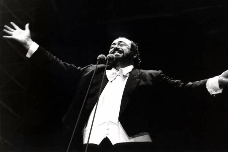 Quién es Luciano Pavarotti y qué significa "Nessun dorma" 25 retrato de luciano pavarotti en concierto