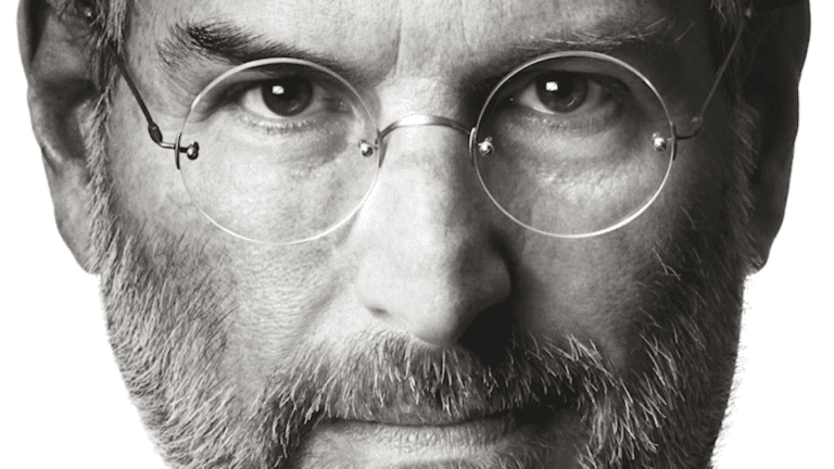 A qué edad falleció Steve Jobs y cuáles fueron sus logros 6 retrato de steve jobs en su oficina