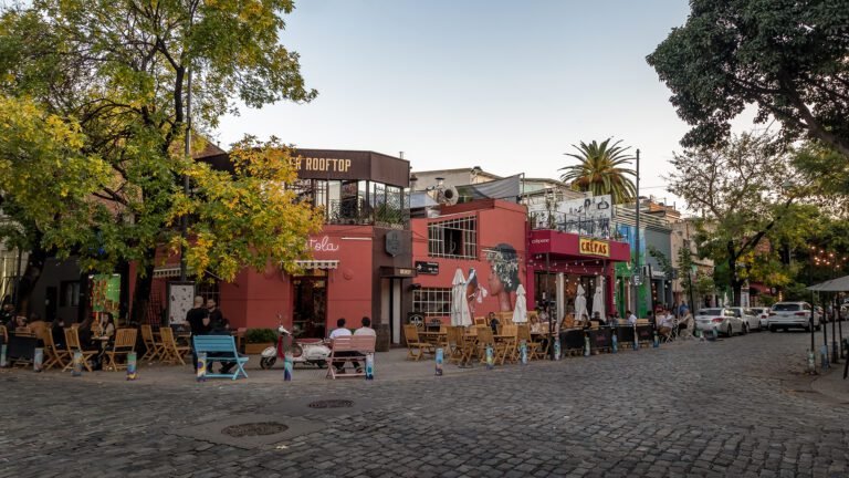 Qué significan "mi barrio" y "mi gente" en la cultura argentina 3 retrato de un barrio argentino vibrante