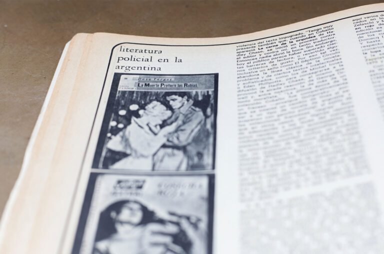 revista policial argentina en una mesa