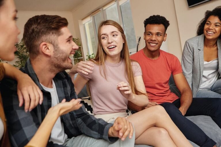risa compartida entre amigos en reunion