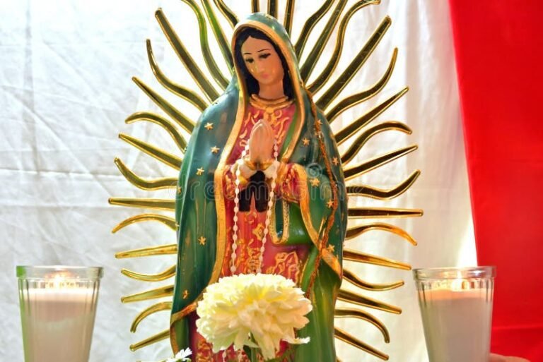 Qué oraciones se recitan en el Santo Rosario del día domingo 2 rosario con velas y flores en altar