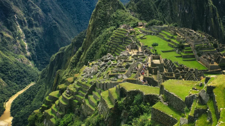 En qué país se encuentra Machu Picchu y cómo llegar 13 ruinas de machu picchu entre montanas verdes