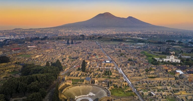 ruinas de pompeya y herculano al amanecer