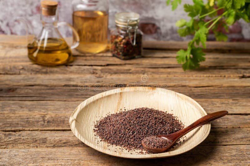 sal y aceite sobre una mesa rustica
