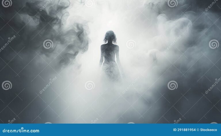 Quién es El Hombre Sin Rostro y qué significa su historia 3 silueta misteriosa con fondo nebuloso