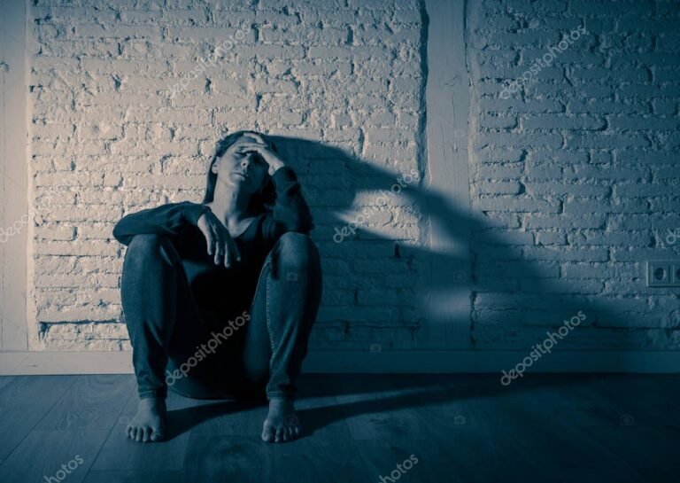 sombras de una mujer llorando en la noche