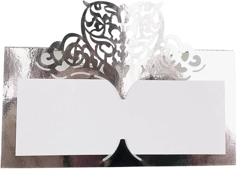 tarjetas en blanco y negro sobre una mesa