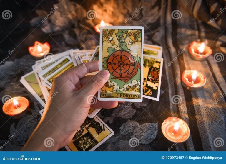 tarot en manos con fondo espiritual
