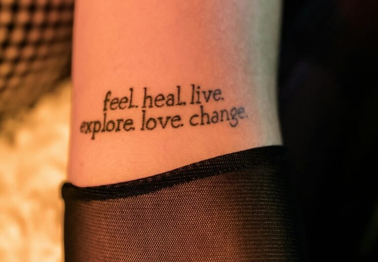 Qué Frases para Tatuarse y su Significado Son Más Populares 12 tatuaje de una frase inspiradora