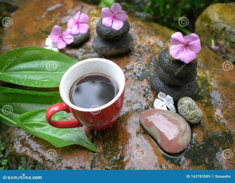 taza de te rodeada de naturaleza