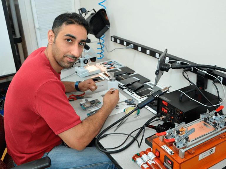 Es rentable abrir un negocio de servicio técnico de celulares 16 tecnico reparando un celular en taller