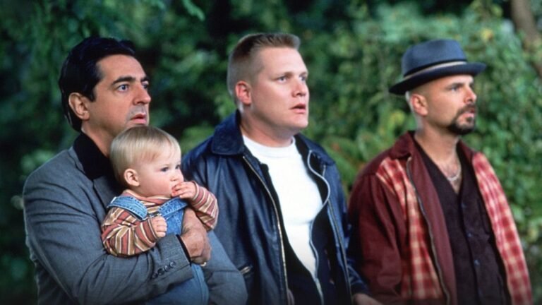 ternura entre un bebe y tres ladrones