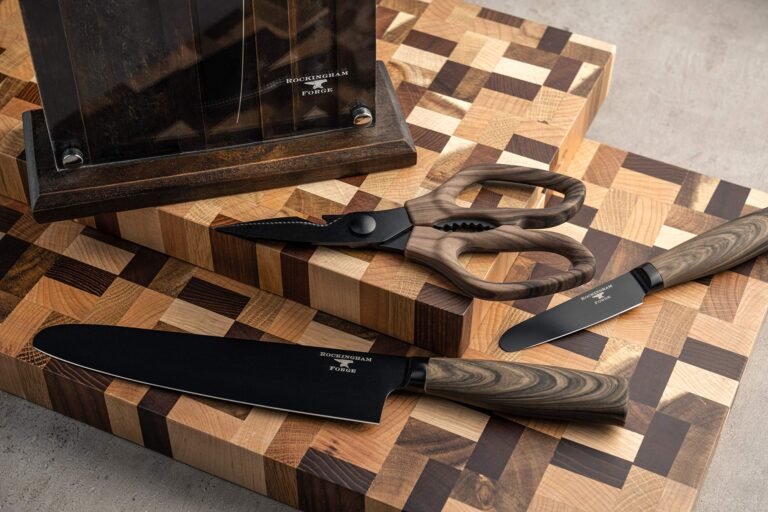 tijeras de cocina sobre una tabla de madera