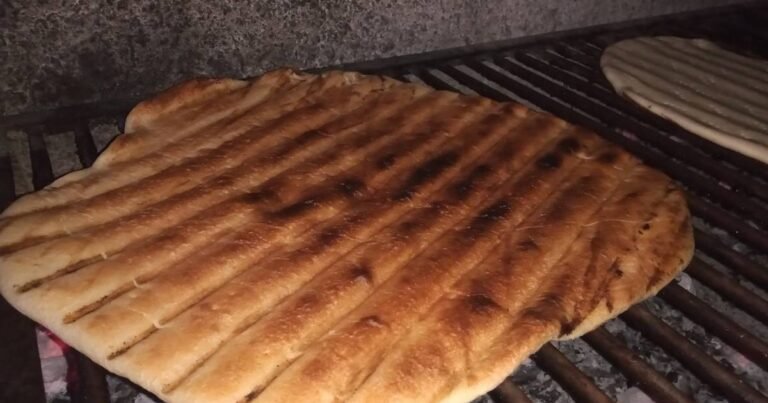 tortilla santiaguena recien hecha en plato