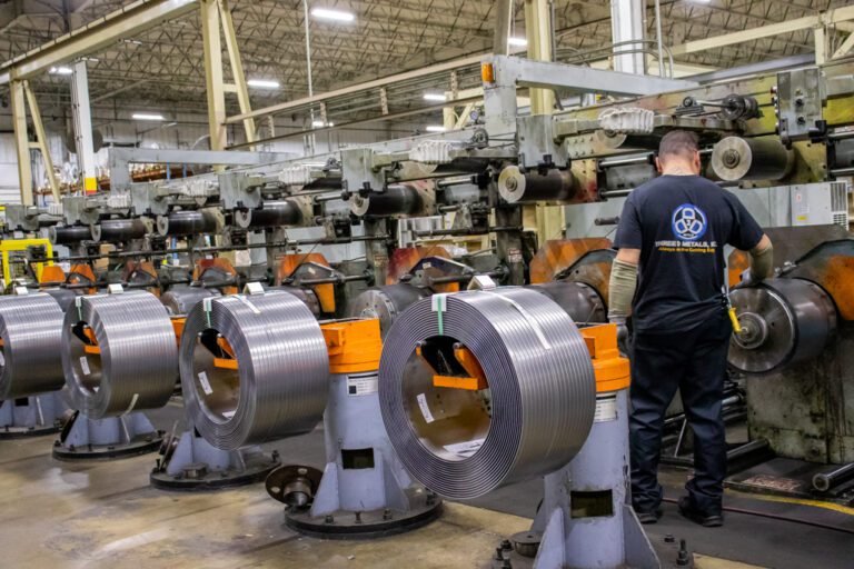 Cuánto gana un metalúrgico en Argentina 8 trabajador metalurgico en planta industrial