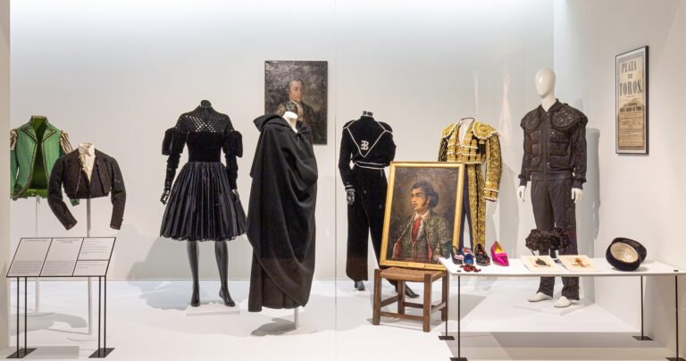 traje de caballero antiguo en una vitrina