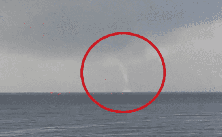 Qué sucedió con la tromba marina en La Lucila del Mar 8 tromba marina sobre el mar en accion