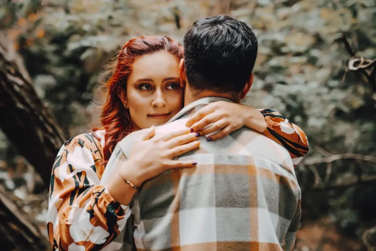 un abrazo reconfortante entre dos personas 1