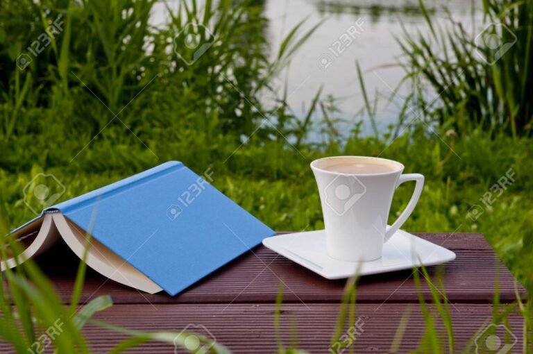 un cafe y un libro en un parque