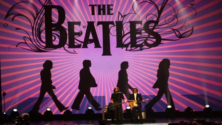 un fondo de un concierto de the beatles