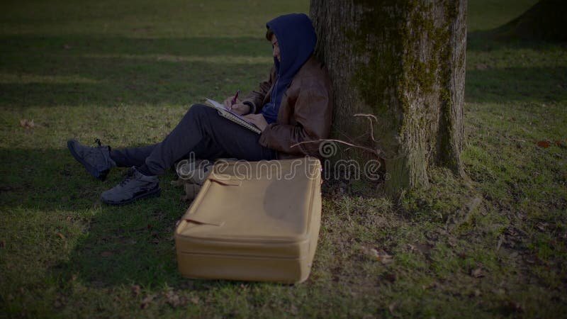 un hombre reflexionando bajo un arbol