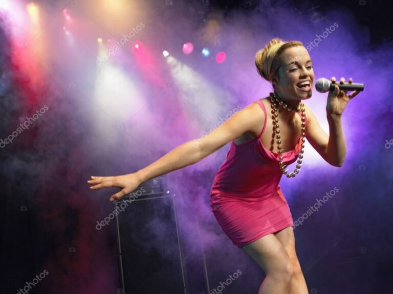 una mujer cantando en un escenario