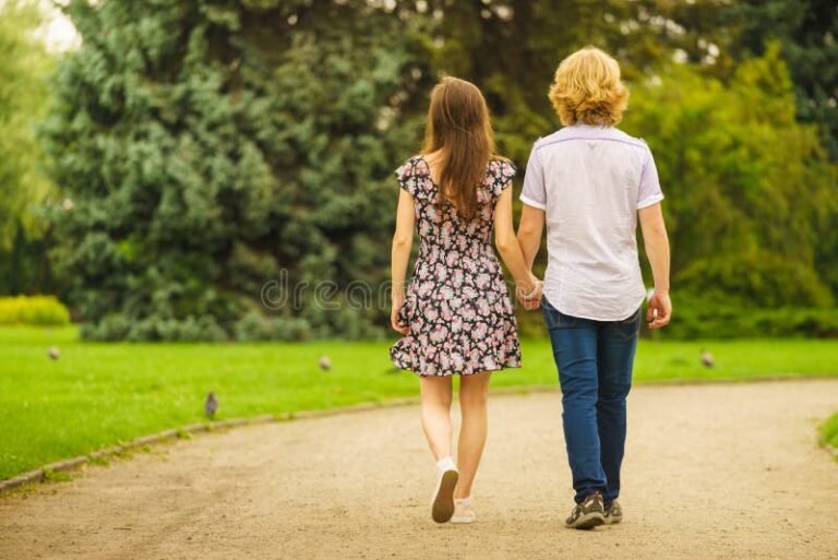 una pareja caminando de la mano