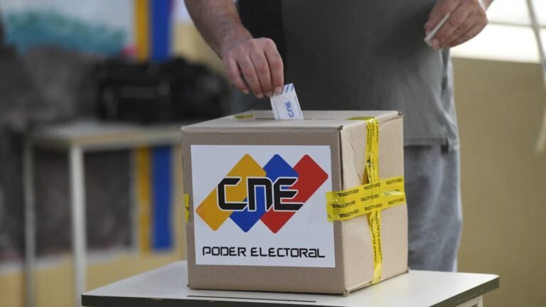 urna electoral en un centro de votacion