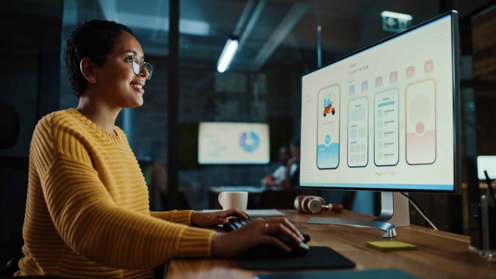 usuario interactuando con una aplicacion en pantalla