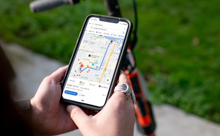 Cómo usar Google Maps sin conexión a Internet en tu dispositivo 7 usuario utilizando google maps en telefono