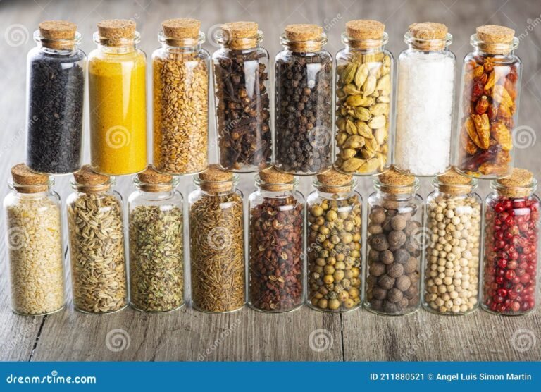 variedad de especias en frascos de vidrio