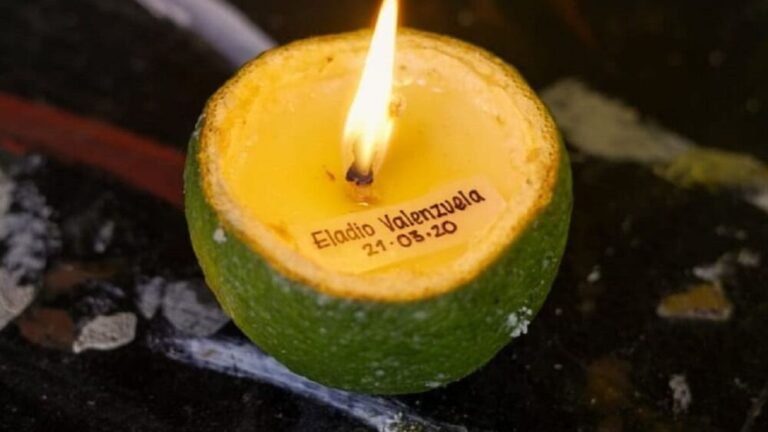 vela encendida con nombre escrito en cera