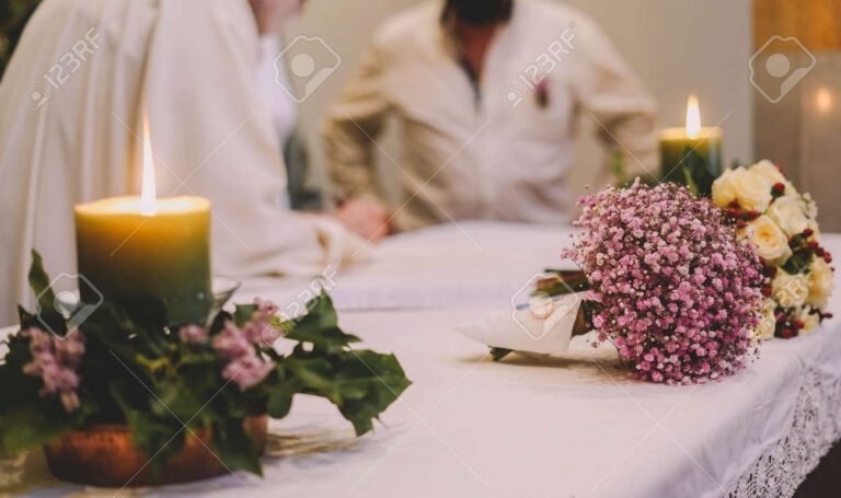 velas y flores en altar espiritual