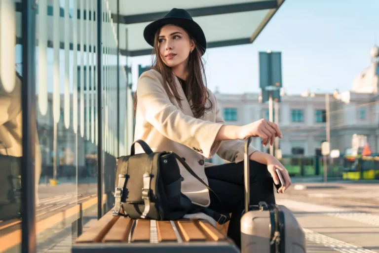 viaje seguro con maleta y pasaporte