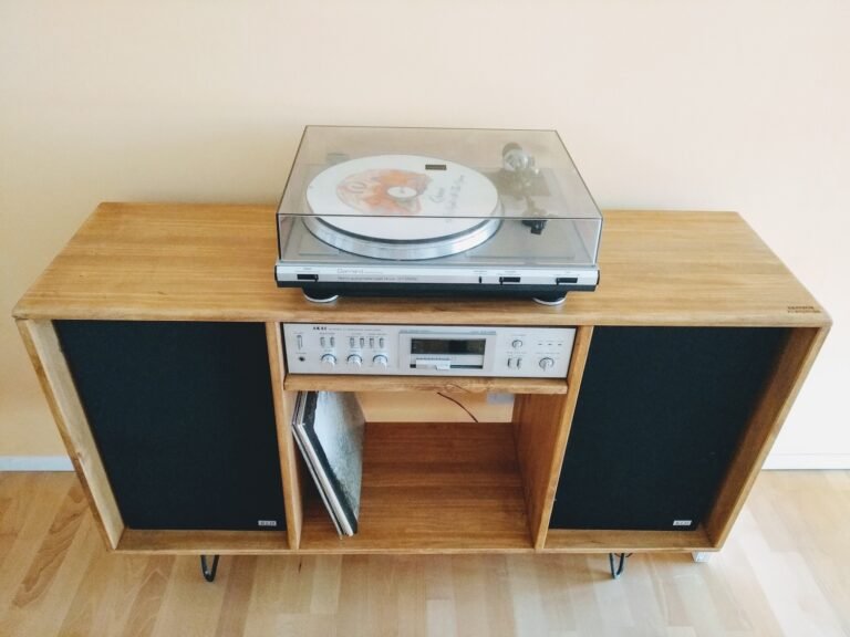 vinilos y tocadiscos vintage en una mesa