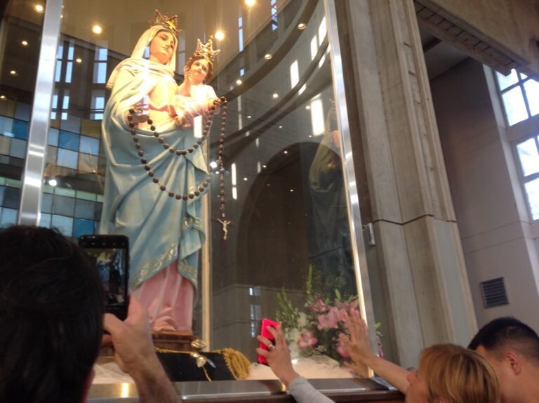 Por qué se dice que la Virgen de San Nicolás protege a sus devotos 14 virgen de san nicolas en un altar