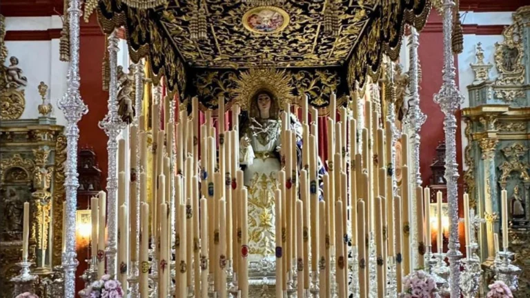 virgen del valle rodeada de velas