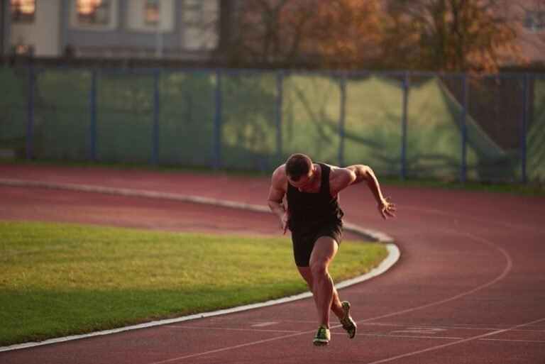 zapatillas deportivas en accion sobre la pista