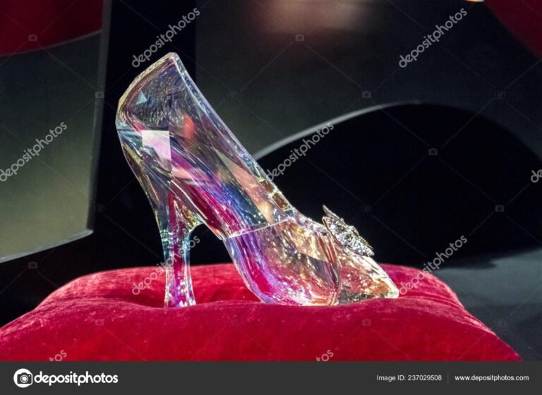 zapato de cristal brillante sobre un fondo